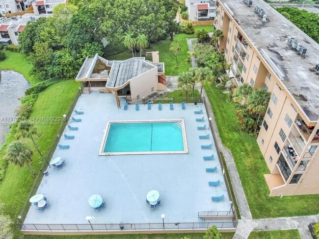 Building Photo - 8889 Fontainebleau Blvd