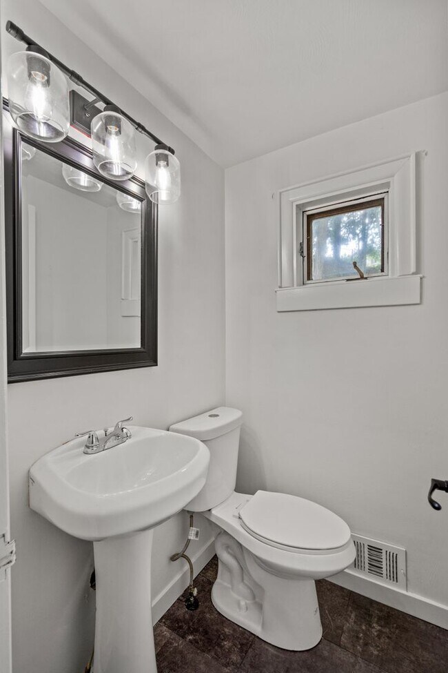 Building Photo - AVAILABLE AUGUST 1ST!! Gorgeous 3 BEDROOM ...