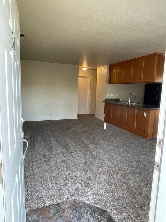 Building Photo - Chico 3 bed 2 bath Condo, Pool, Reserved Parking, upstair unit. newly refurbished