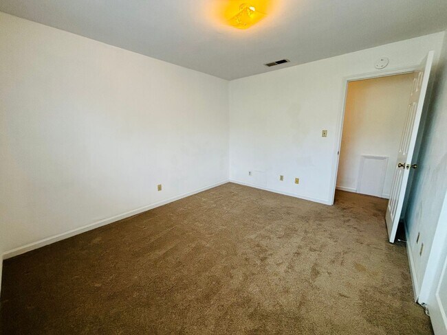 Building Photo - 400 Berryfield Ln