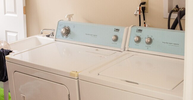 Building Photo - Southside Flats 4 Bedroom! Rooftop Deck! Central AC! Laundry Included!