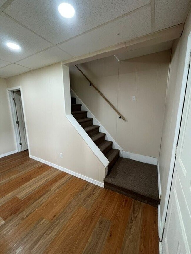 Building Photo - 3 bedroom 2 bathroom