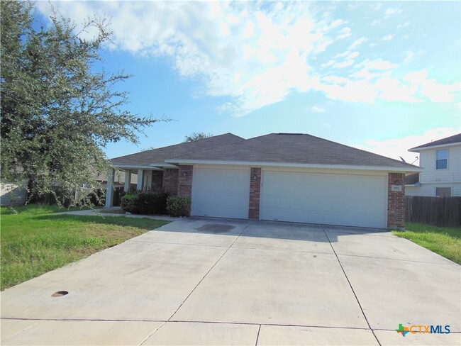 Primary Photo - 455 Roadrunner Ave