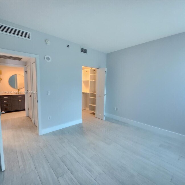 Building Photo - 950 Brickell Bay Dr