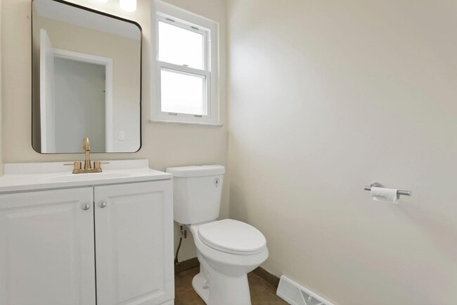 Building Photo - 3114 Kingswood Dr