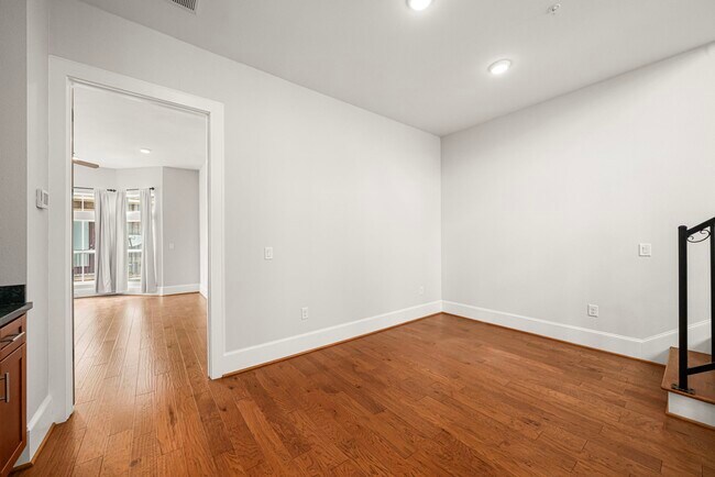 Building Photo - 2022 Sabine St