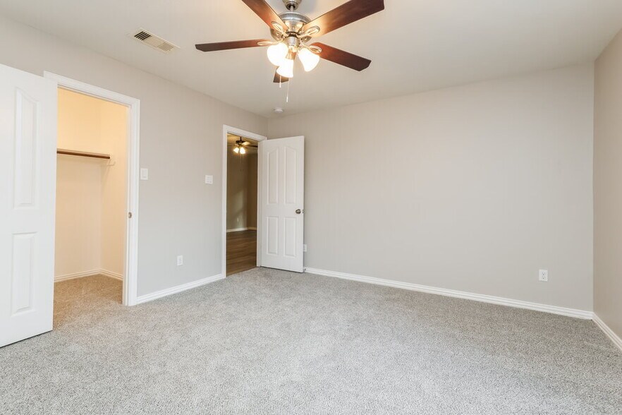 Building Photo - 9202 Hidden Lake Cir