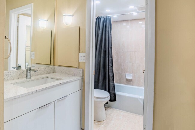 Building Photo - 3710 Inverrary Dr