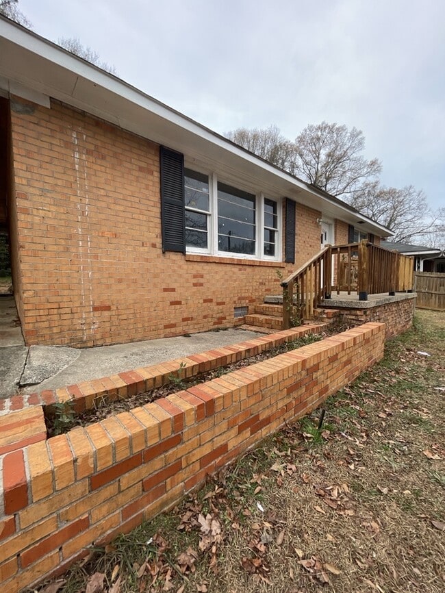 Building Photo - 3 bedroom 1.5 Bathroom