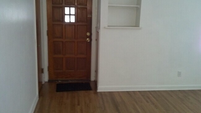 Building Photo - 3 Bedroom, 1 Bath Home with Hardwood Floors!