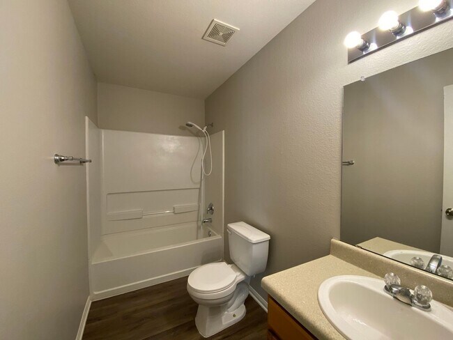 Building Photo - Echo Village Beauty!