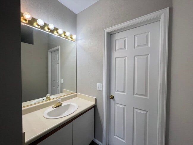 Building Photo - 1 Bed 1.5 Bath Townhome in Aurora!