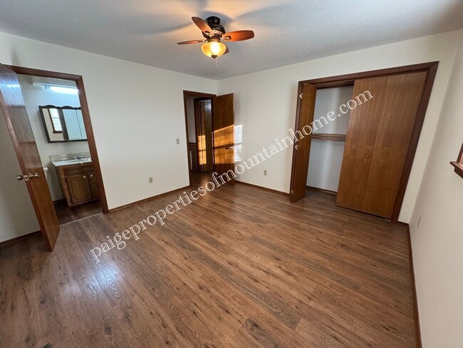 Building Photo - Charming 2 Bedroom, 1.5 Bath Home in Bull Shoals – Corner Lot & Close to Lake Access