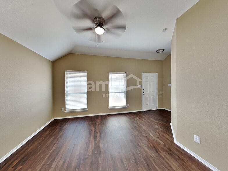 Building Photo - 10437 Manhassett Dr