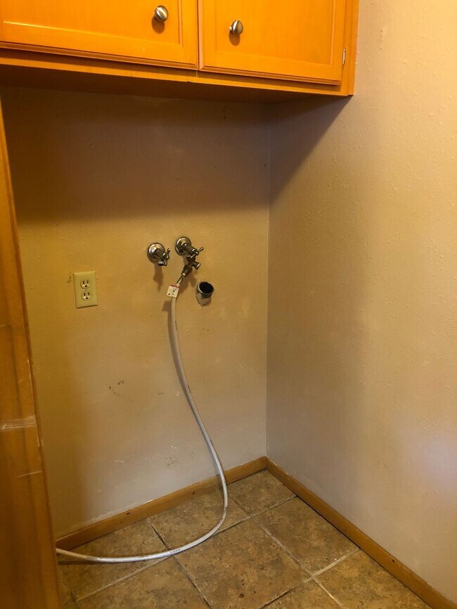 Building Photo - 2-bedroom 2-bathroom duplex with 2 garages in Eugene!