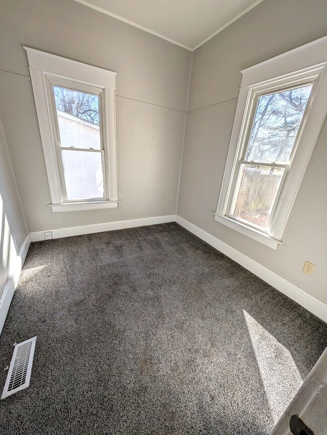 Building Photo - 817 S Newton Ave