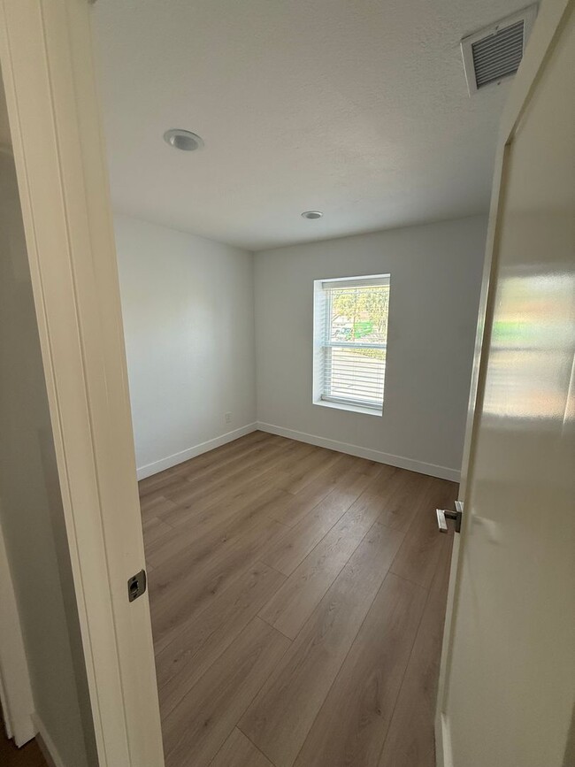 Building Photo - Beautifully Remodeled 2 Story Home Availab...