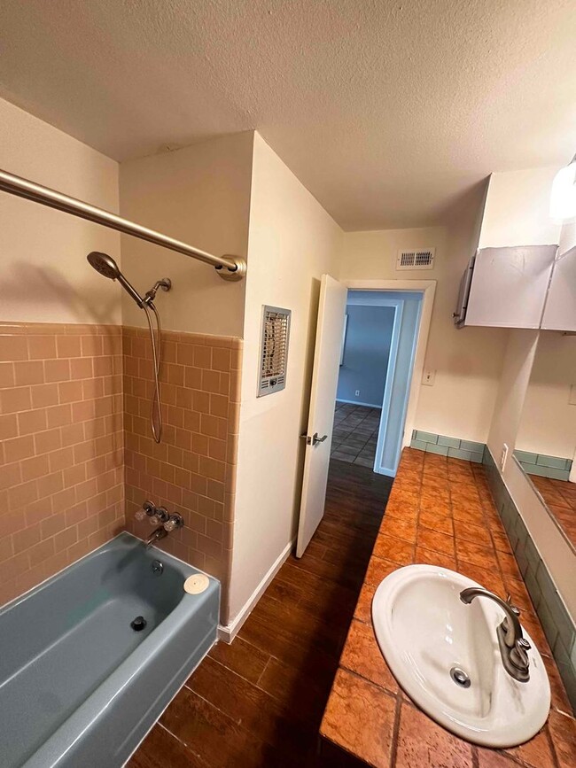 Building Photo - Spacious 2 Bedroom/ 2 Bathroom Condo in Un...