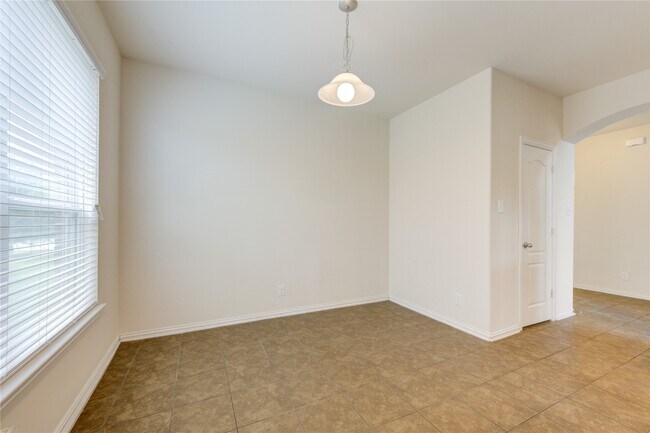 Building Photo - 16 Rose Desert Ct