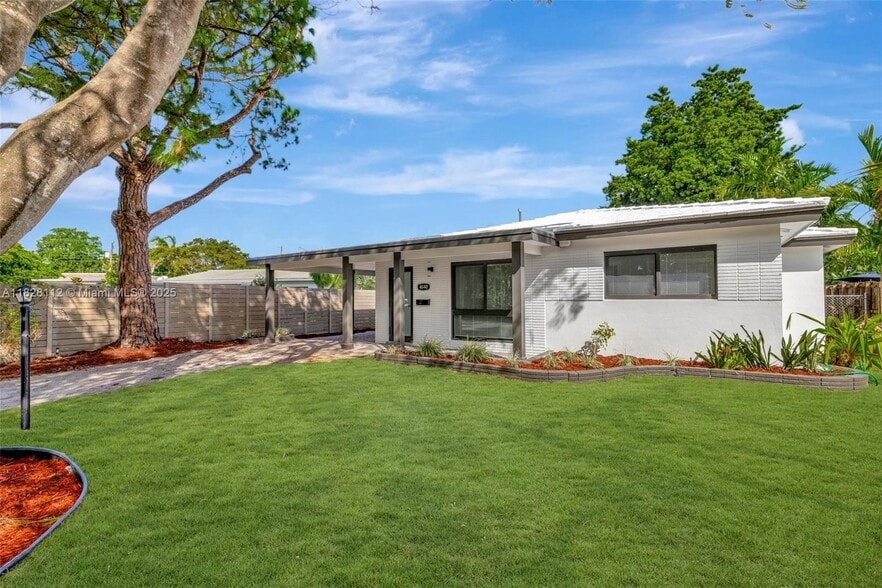 Primary Photo - 4840 NE 5th Ave