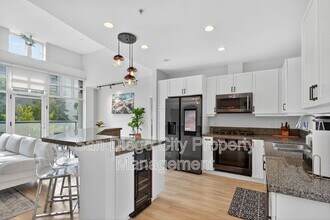 Building Photo - 555 Front St