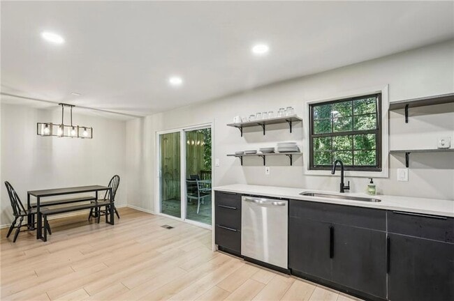 Building Photo - 2158 Wells Dr SE