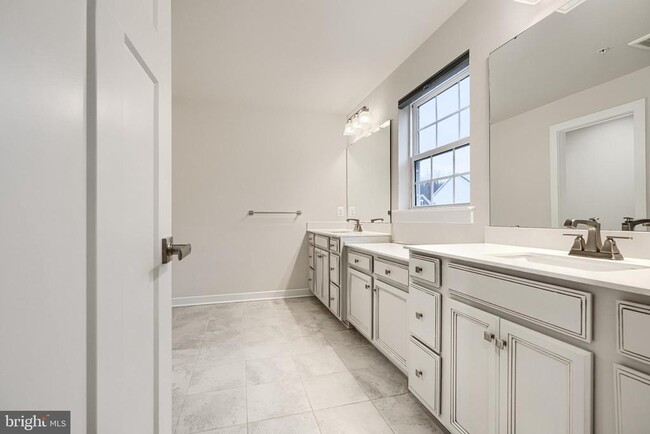 Building Photo - 13605 Otono Dr