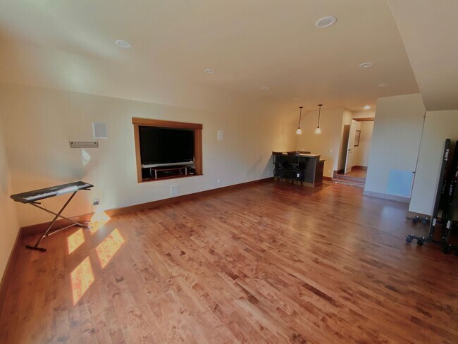 Building Photo - 13003 Roosevelt Rd