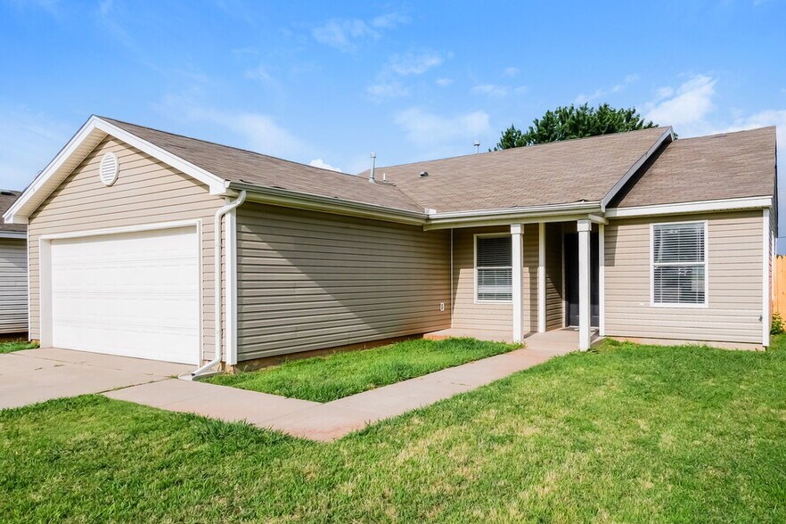 Building Photo - 1101 Edinburg Dr