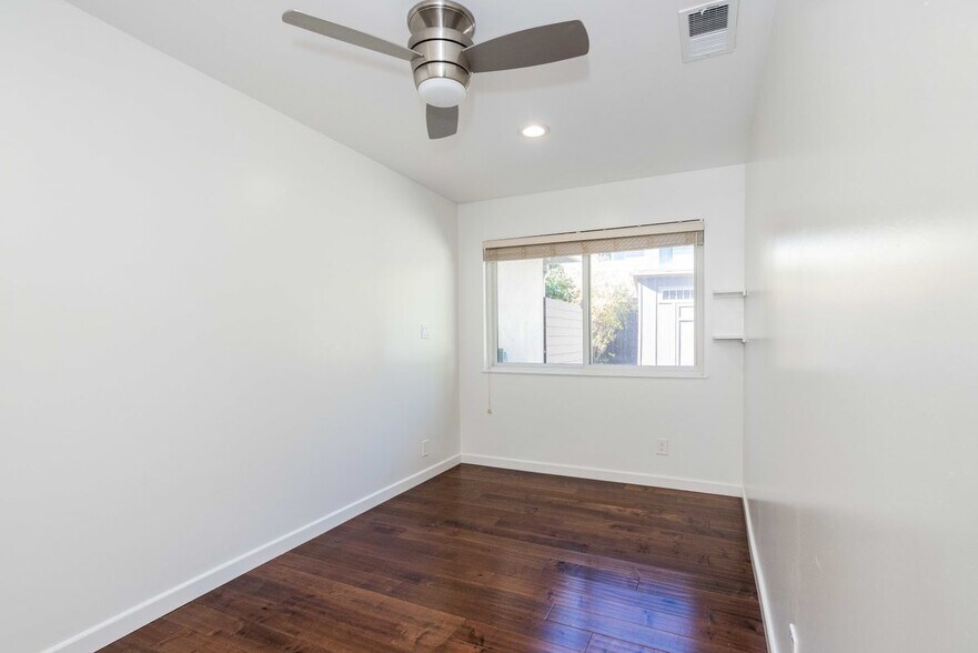 Building Photo - 861 Hollenbeck Ave