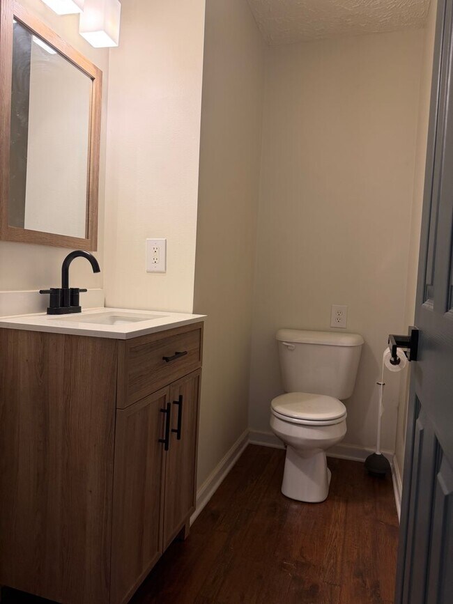 Building Photo - 2BR Townhome in Franklin