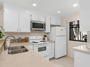 Building Photo - 204 Pineview