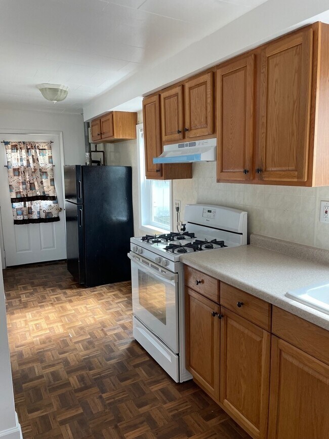 Building Photo - 327 Fairlawn Dr