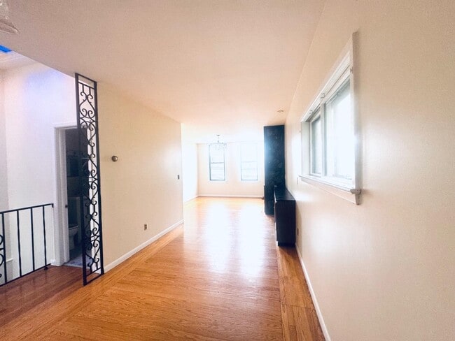 Building Photo - 549 61st St