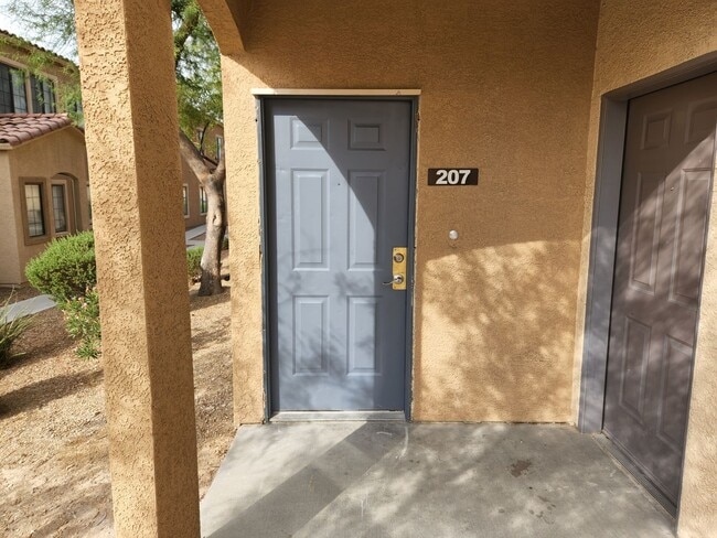 Building Photo - Beautifully Updated 2nd Floor-Condo 2BED/2...