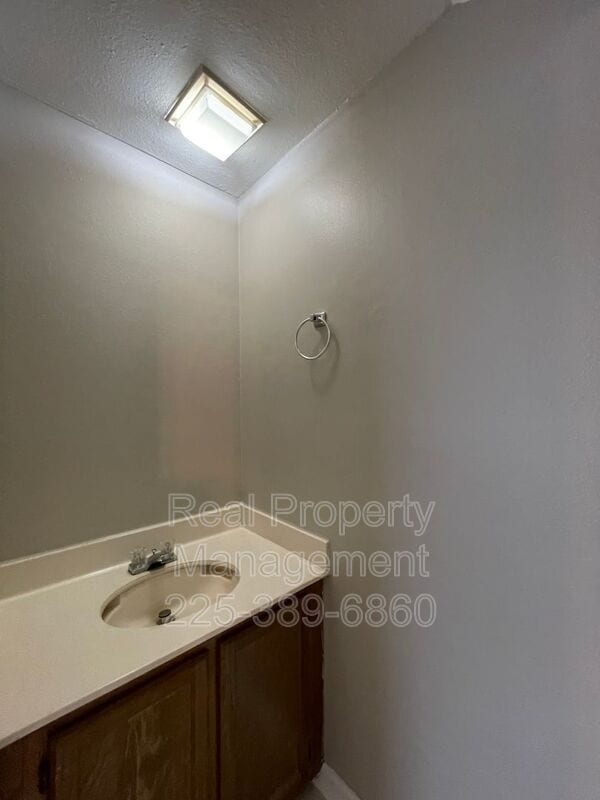 Building Photo - 910 W Macci St