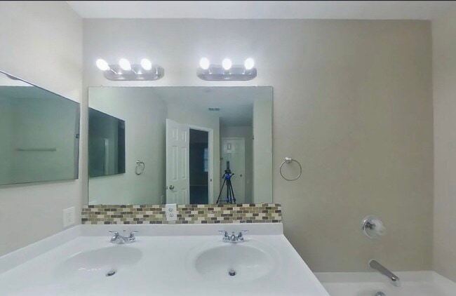 Building Photo - AVAILABLE NOW READY TO MOVE IN