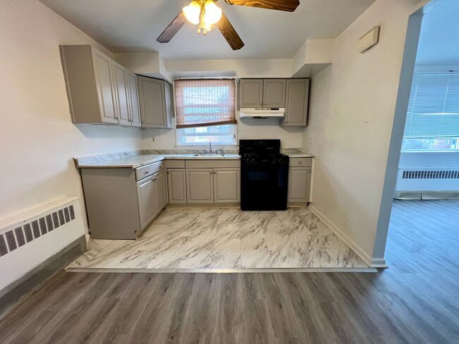 Building Photo - Newly Renovated 2-Bedroom Apartment in Ste...