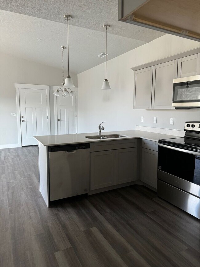 Building Photo - Condo in the Lehi Exchange Community!! 3 bed/2bth 1 car Garage!!!