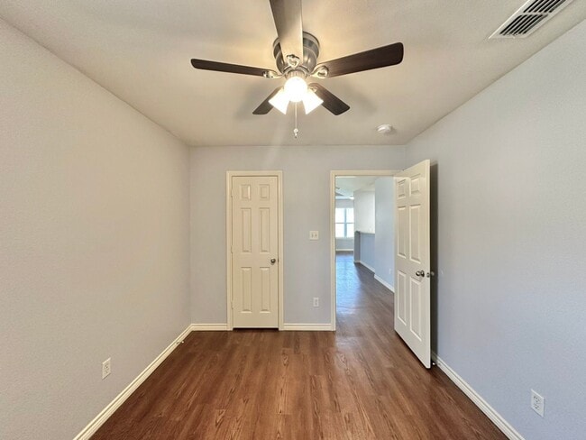 Building Photo - 2 Bedroom 2 Bath at Mansion Creek! Chapel Hill ISD!