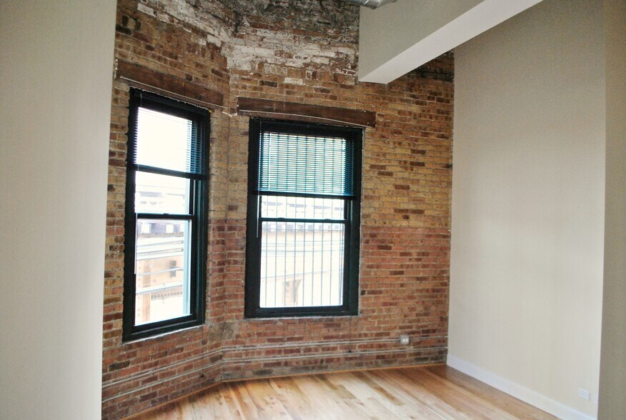 Building Photo - 2025 W North Ave