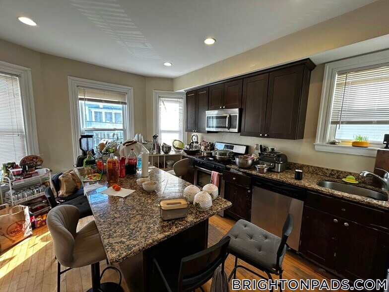 Building Photo - 29 Montcalm Ave