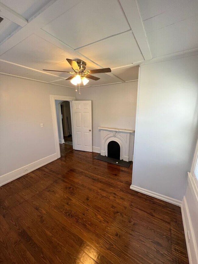 Building Photo - Remodeled spacious home in great location!