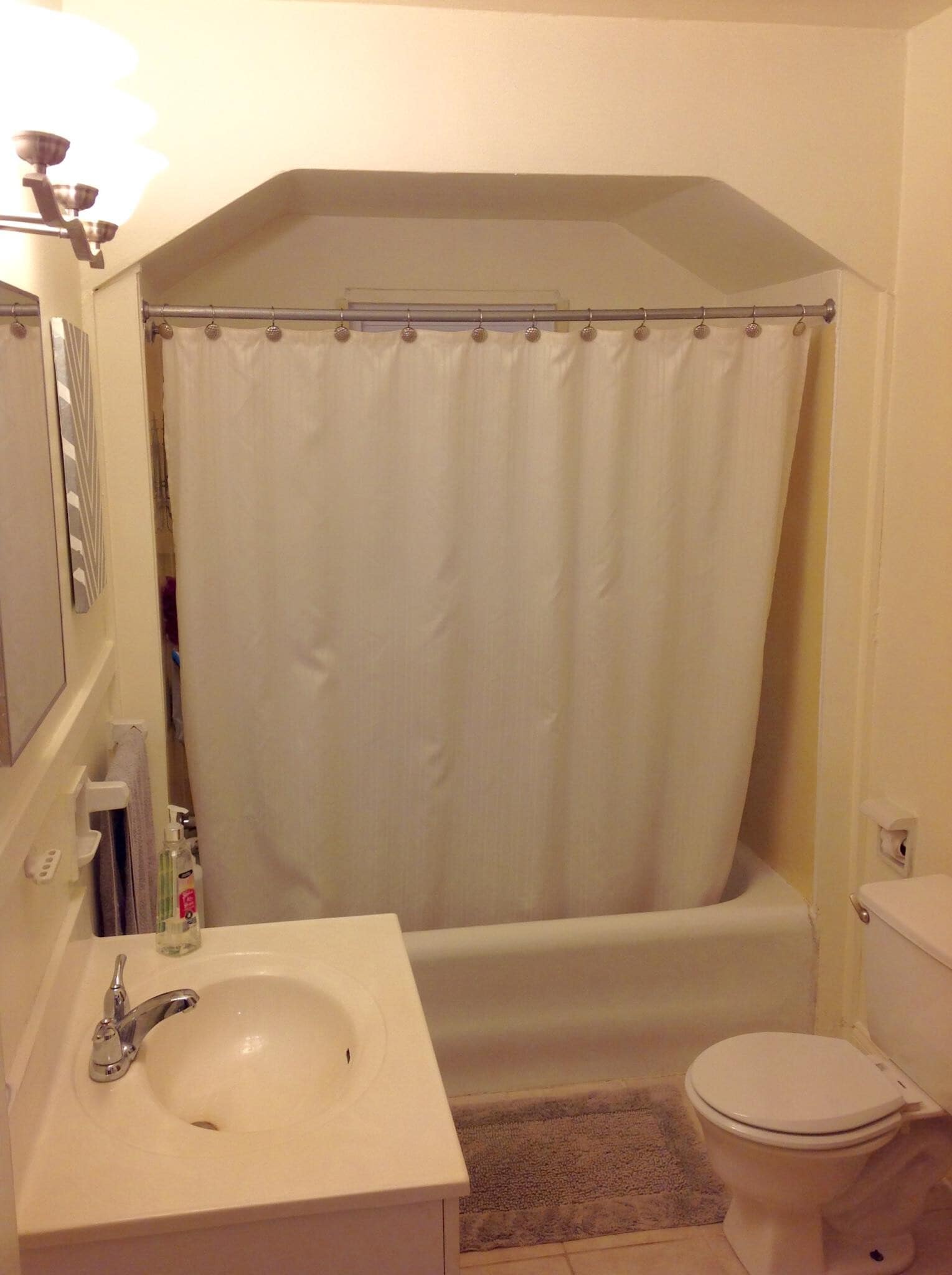 Bathroom with tub - 14 Weymouth St.