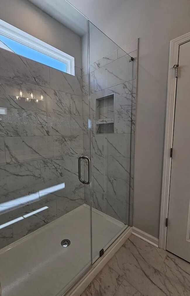 Building Photo - Very Spacious Townhome Available For Move In March 2026