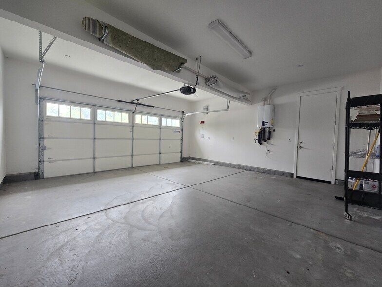 Two car garage - 1429 Brody Bird Ln