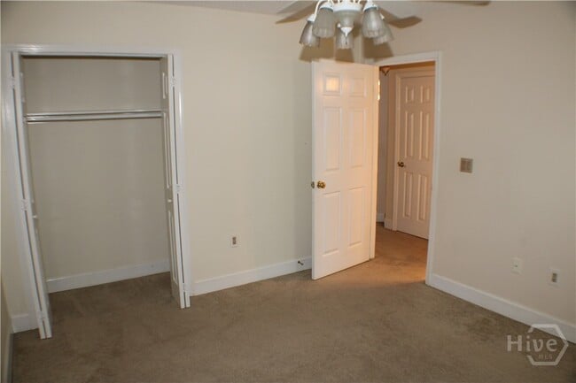 Building Photo - 6 Ardsley Ct