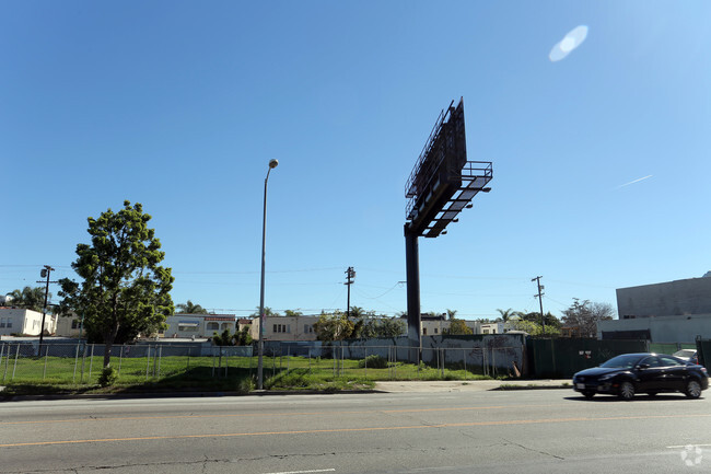 Building Photo - La Cienega Plaza