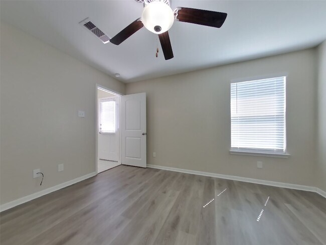 Building Photo - 332 Summer Horse Dr