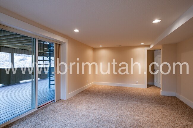 Building Photo - 105 Young Oak Rd